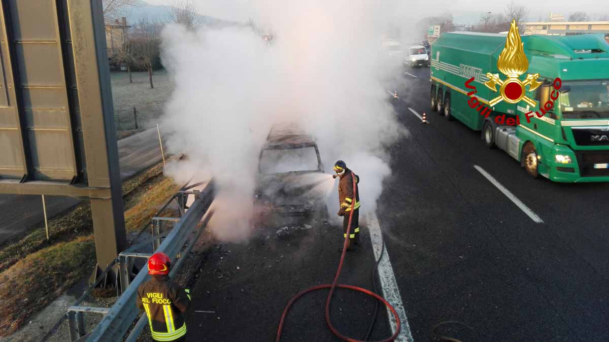 PAURA IN A4: AUTO IN FIAMME TRA MONTECCHIO E VICENZA OVEST, CONDUCENTE ILLESO